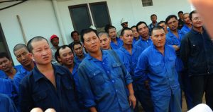Sejumlah pekerja asing asal China berbaris saat hendak didata oleh Direktorat Reskrim Umum (Ditreskrimum) Polda Kalbar, di kawasan proyek pembangunan Pembangkit Listrik Tenaga Uap (PLTU) di Jungkat, Kabupaten Pontianak,