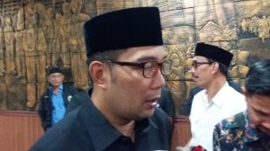 ridwan-kamil-usai-menghadiri-rapat-paripurna-di-gedung-dprd-kota-bandung_20170622_151540