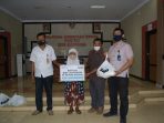 Penyerahan simbolis sembako kepada warga sekitar perusahaan