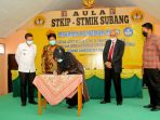 Penandatanganan dan Penyerahan SK Universitas Mandiri Penandatanganan dan Penyerahan SK Universitas Mandiri