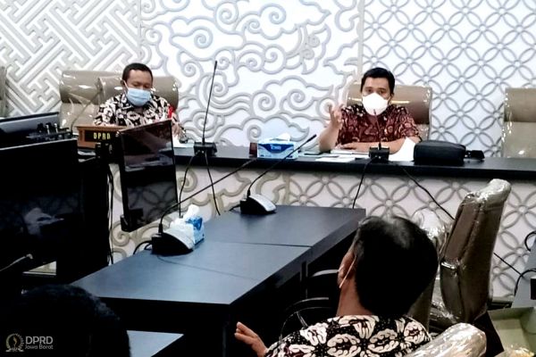 Anggota Bapemperda DPRD Provinsi Jawa Barat, Yunandar Eka Perwira didampingi Kepala Sub Bagian Produk Hukum DPRD Jabar Gatot Rahardja menerima Kunjungan Kerja DPRD Kabupaten Tasikmalaya di Ruang Pansus DPRD Jabar, Kota Bandung. Kamis, (18/3/2021).