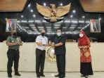 1 Dewan Perwakilan Rakyat Daerah (DPRD) Provinsi Jawa Barat menerima kunjungan Studi Strategis Dalam Negeri (SSDN) Program Pendidikan Reguler Angkatan (PPRA) LXII Tahun 2021 Lembaga Ketahanan Nasional (Lemhannas) Republik Indonesia, bertempat di Ruang Rapat Paripurna DPRD Jabar, Selasa (6/4/2021). (Foto : Yoggi Darwis/ Humas DPRD Jabar). Dewan Perwakilan Rakyat Daerah (DPRD) Provinsi Jawa Barat menerima kunjungan Studi Strategis Dalam Negeri (SSDN) Program Pendidikan Reguler Angkatan (PPRA) LXII Tahun 2021 Lembaga Ketahanan Nasional (Lemhannas) Republik Indonesia, bertempat di Ruang Rapat Paripurna DPRD Jabar, Selasa (6/4/2021). (Foto : Yoggi Darwis/ Humas DPRD Jabar).