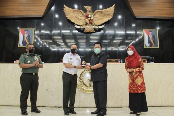 Dewan Perwakilan Rakyat Daerah (DPRD) Provinsi Jawa Barat menerima kunjungan Studi Strategis Dalam Negeri (SSDN) Program Pendidikan Reguler Angkatan (PPRA) LXII Tahun 2021 Lembaga Ketahanan Nasional (Lemhannas) Republik Indonesia, bertempat di Ruang Rapat Paripurna DPRD Jabar, Selasa (6/4/2021). (Foto : Yoggi Darwis/ Humas DPRD Jabar).