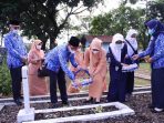 Upacara tabur bunga dan ziarah dalam rangka memperingati HUT KORPRI, HUT PGRI, dan Hari Kesehatan Nasional di Taman Makam Pahlawan Cidongkol