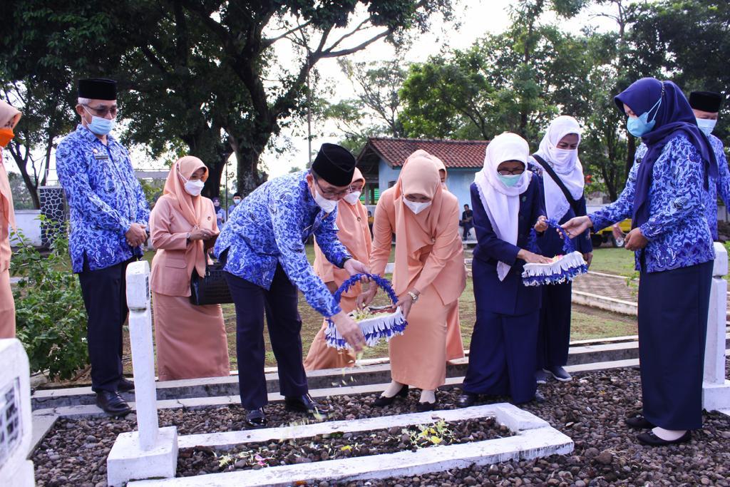 Upacara tabur bunga dan ziarah dalam rangka memperingati HUT KORPRI, HUT PGRI, dan Hari Kesehatan Nasional di Taman Makam Pahlawan Cidongkol