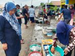 Bi NIna Kunjungi Tempat Pelelangan Ikan Pantura Bi NIna Kunjungi Tempat Pelelangan Ikan Pantura