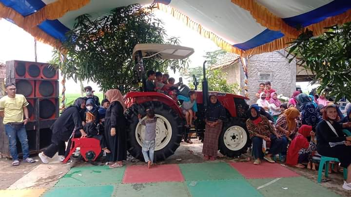 Nasdem Serahkan Bantuan Traktor Canggih