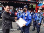Ketua DPRD Provinsi Jawa Barat Brigjen TNI (Purn) H. Taufik Hidayat memberikan penghargaan kepada personel Dinas Kebakaran dan Penanggulangan Bencana (Diskar PB) Kota Bandung Ketua DPRD Provinsi Jawa Barat Brigjen TNI (Purn) H. Taufik Hidayat memberikan penghargaan kepada personel Dinas Kebakaran dan Penanggulangan Bencana (Diskar PB) Kota Bandung