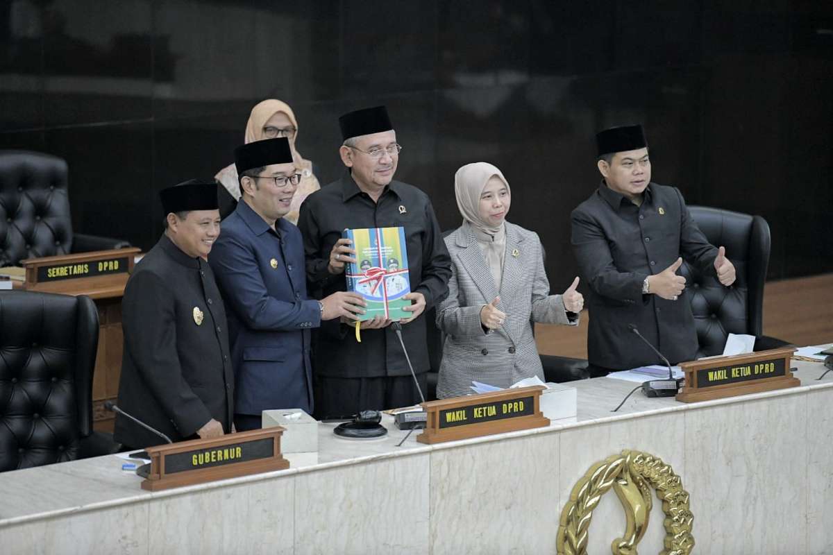 Gubernur Jawa Barat Ridwan Kamil menyampaikan Laporan Keterangan Pertanggungjawaban Tahun 2022 dalam rapat paripurna DPRD Jabar Gubernur Jawa Barat Ridwan Kamil menyampaikan Laporan Keterangan Pertanggungjawaban Tahun 2022 dalam rapat paripurna DPRD Jabar