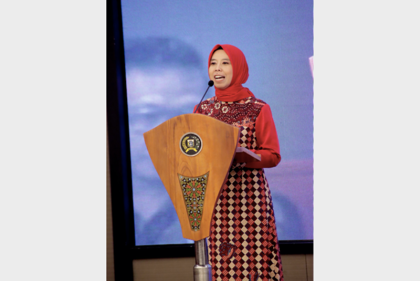 Wakil Ketua DPRD Jawa Barat Ineu Purwadewi Sundari memberikan sambutan dalam rapat kerja nasional ADPSI dan ASDEPSI Wakil Ketua DPRD Jawa Barat Ineu Purwadewi Sundari memberikan sambutan dalam rapat kerja nasional ADPSI dan ASDEPSI