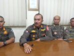kasatpol pp garut memberikan penjelasan kepada media kasatpol pp garut memberikan penjelasan kepada media