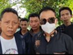 Jajang Supriatna SH (Kaos Putih), Kuasa Hukum Idham Abdul Halim (15), korban tewas pengeroyokan oleh oknum kelompok bermotor menduga ada 1 TSK yang DiKaburkan