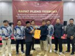 Ketua KPU Subang Abdul Muhyi Menyerahkan Salinan Rekapitulasi dan Penetapan DPS Pilkada Serentak 2024 kepada Ketua Bawaslu Subang Ahmad Mansyur
