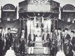 315px-COLLECTIE_TROPENMUSEUM_Groepsportret_met_Maulana_Mohamad_Djalaloeddin_Sultan_van_Boeloengan_op_zijn_troon_TMnr_60041528