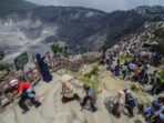 Wisatawan menikmati pemandangan kawah Gunung Tangkuban Parahu di Kabupaten Bandung Barat, Jawa Barat,